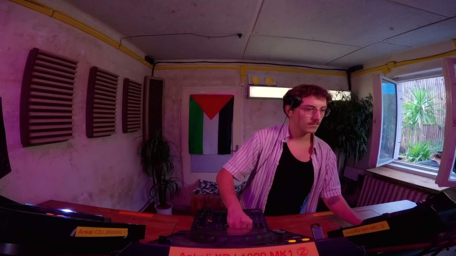 Servis w/ Dæk Collective