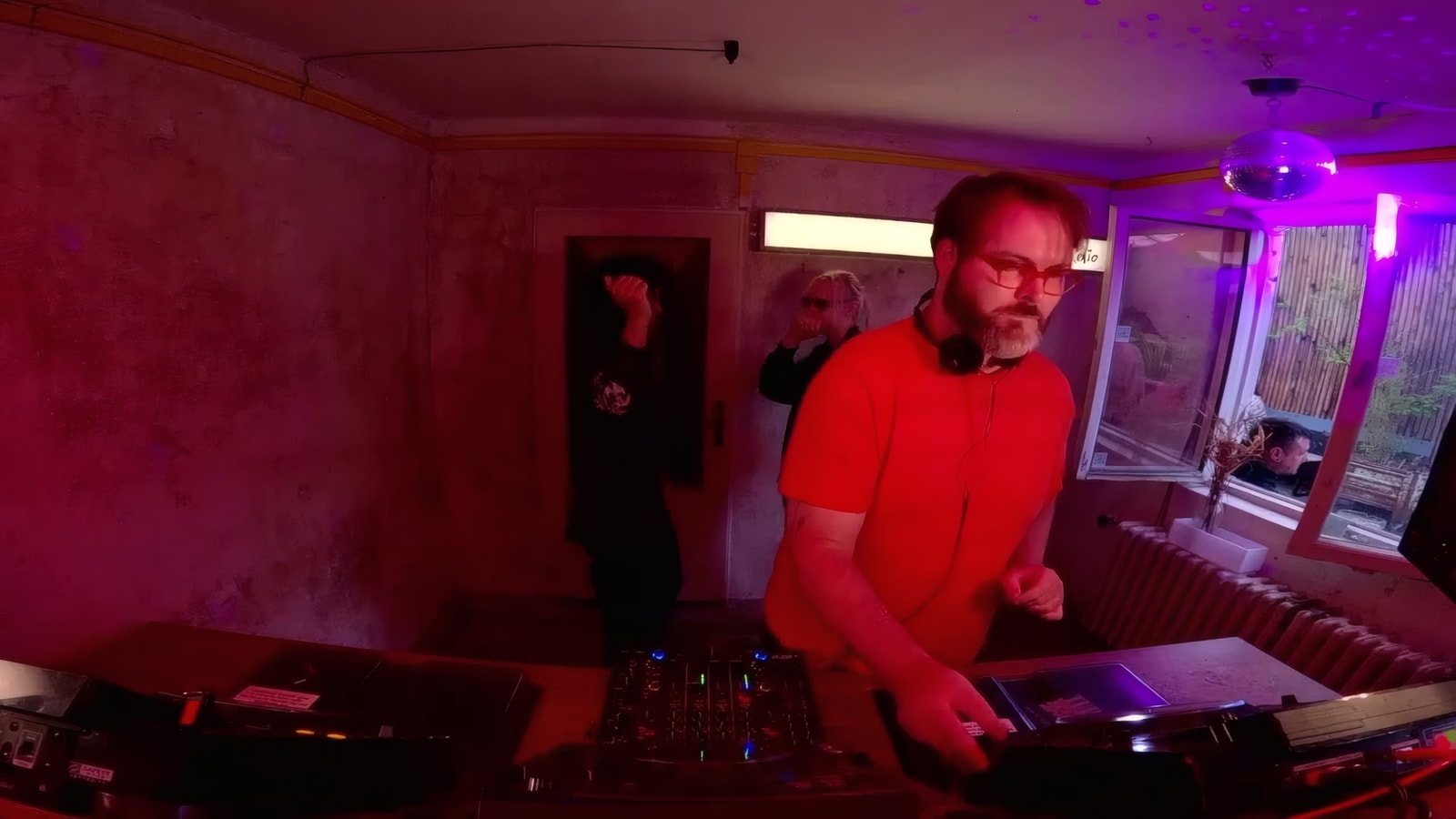 Je Ne Sais Quoi x Hudobna Vychova w/ Carl.