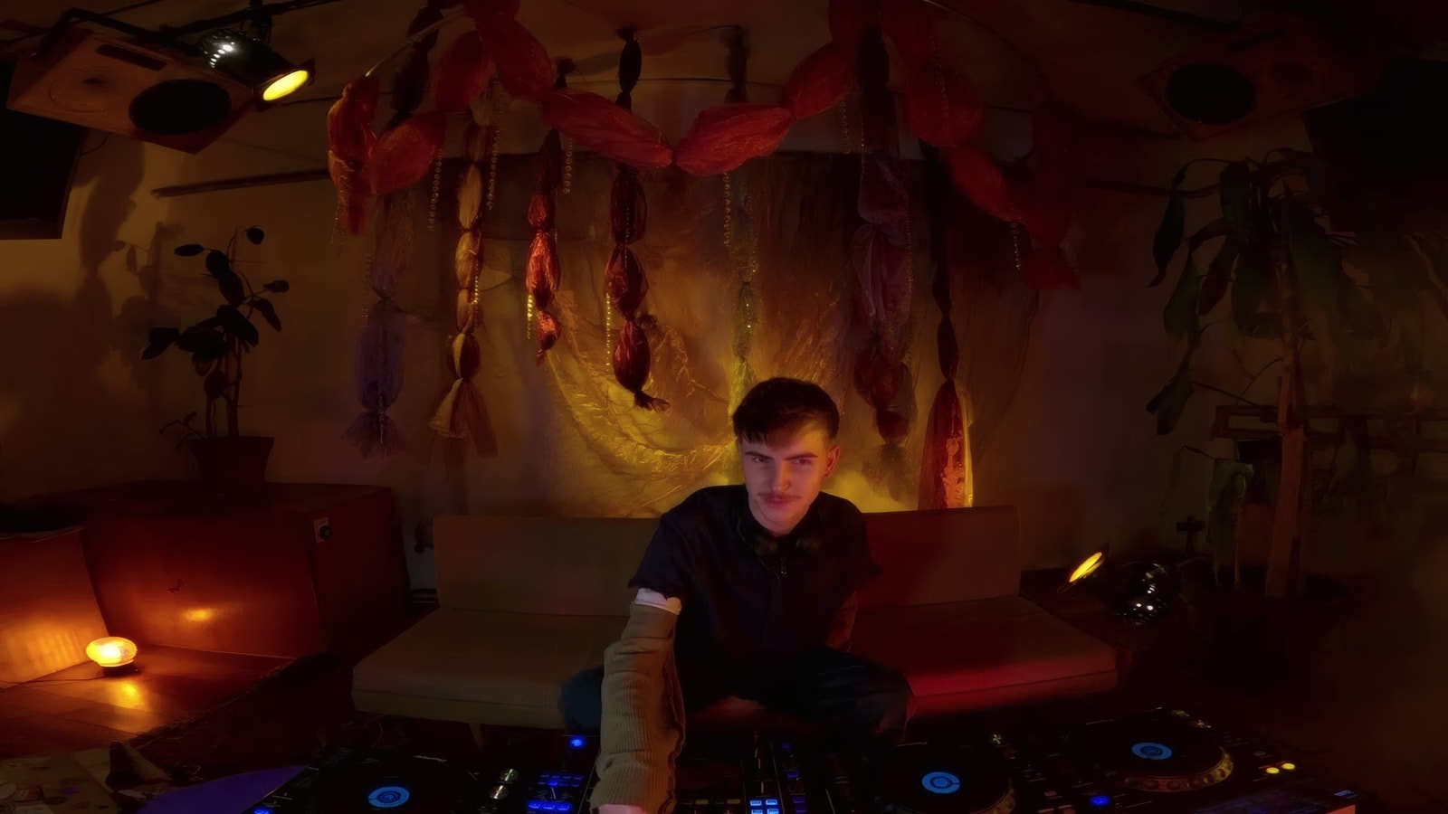 sentimental club :3 w/ VNNUK