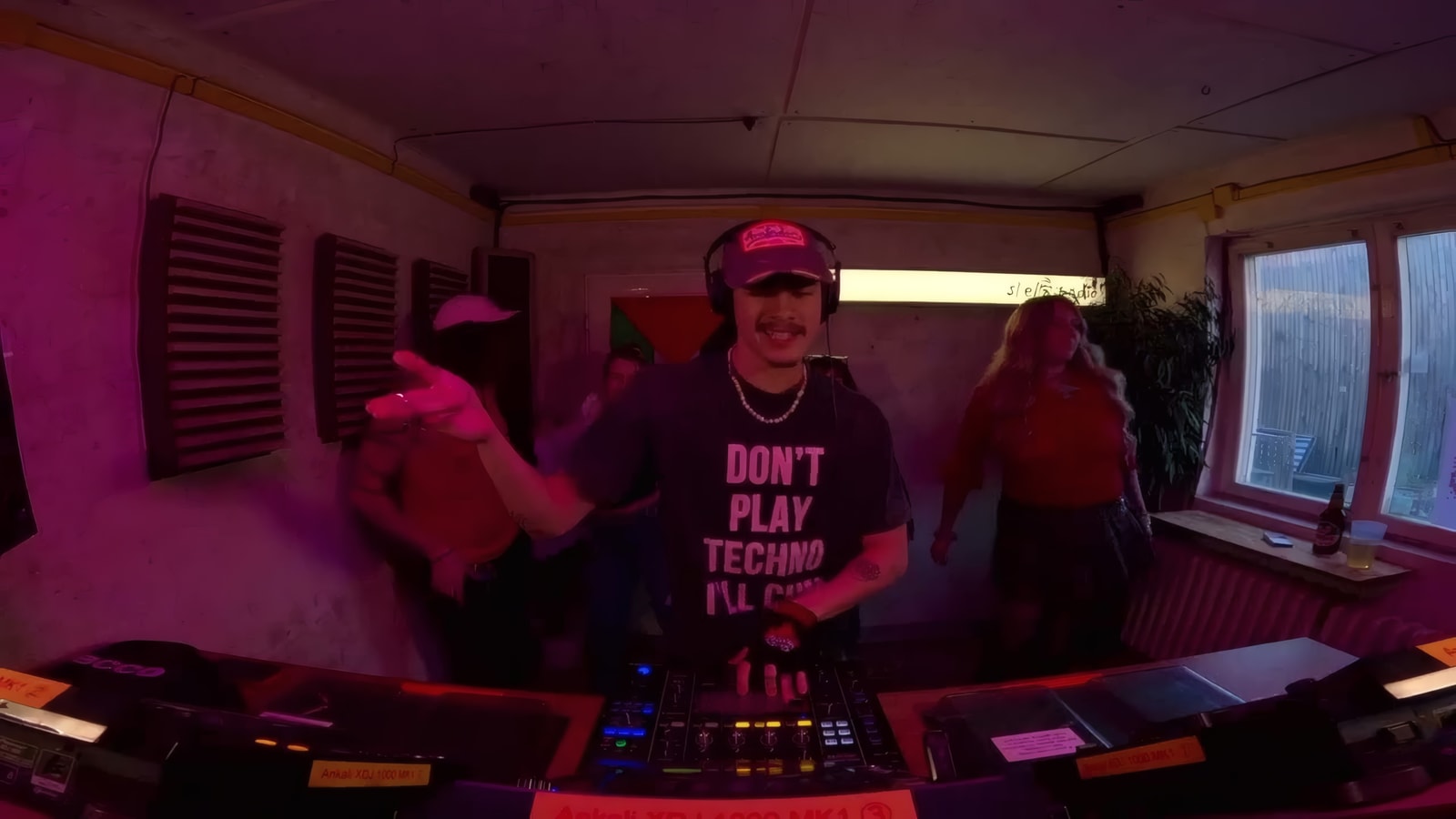EXTRAVGNZA w/ DJ SEXTASY