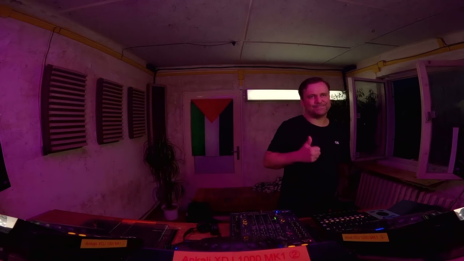 Dýchánek Showcase w/ Nior